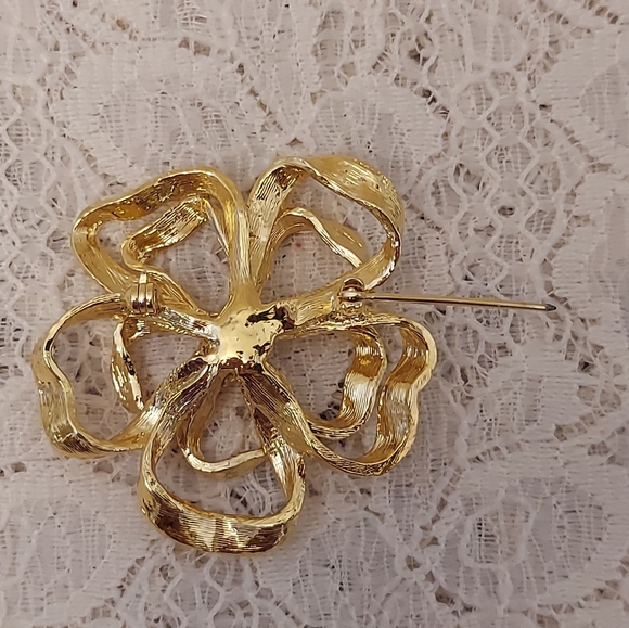 Beautiful Bow Brooch or Pin Ornate Gold Tone w Faux Pearls - Picture 3 of 4